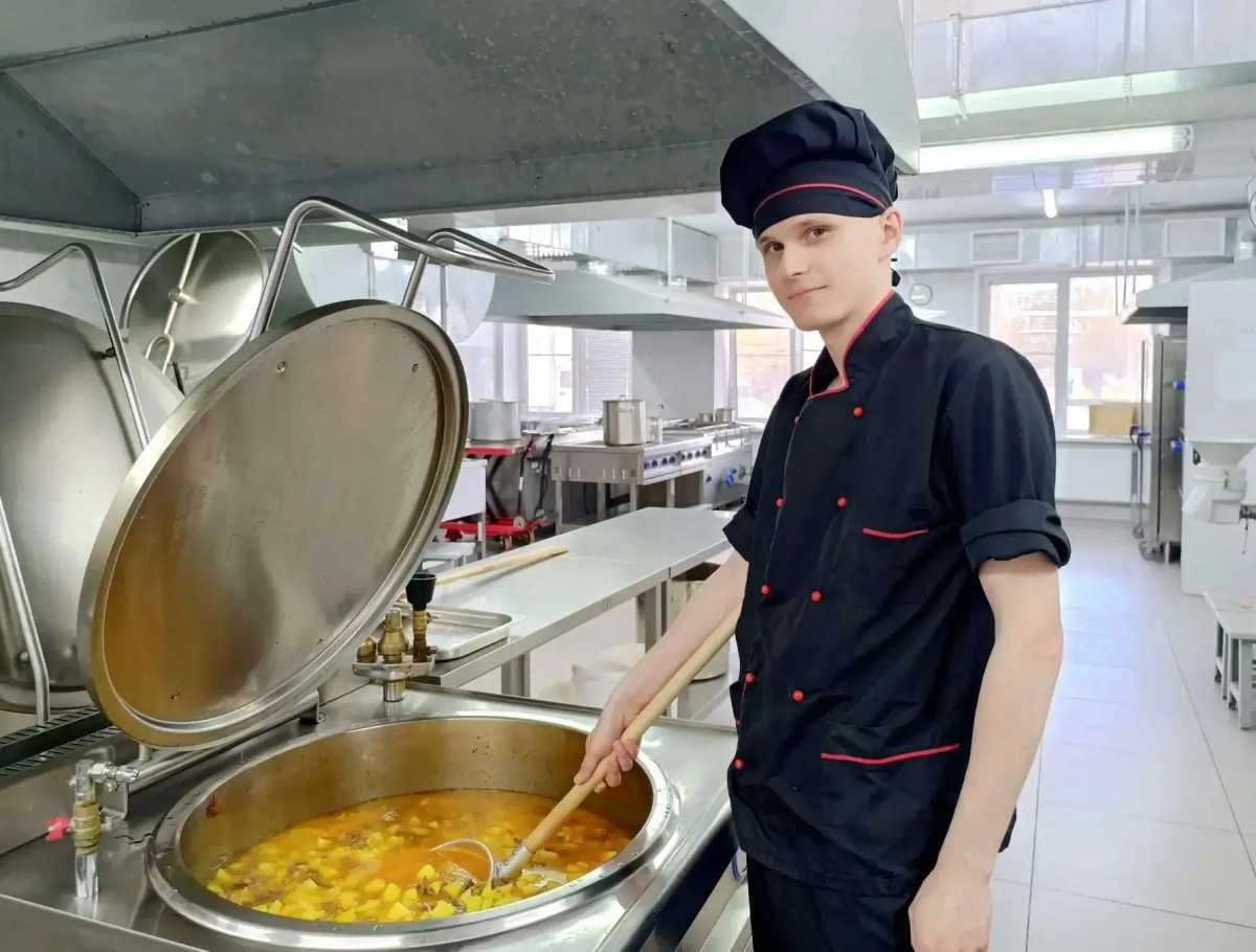 Сейчас Олег  работает мастером мясного цеха.