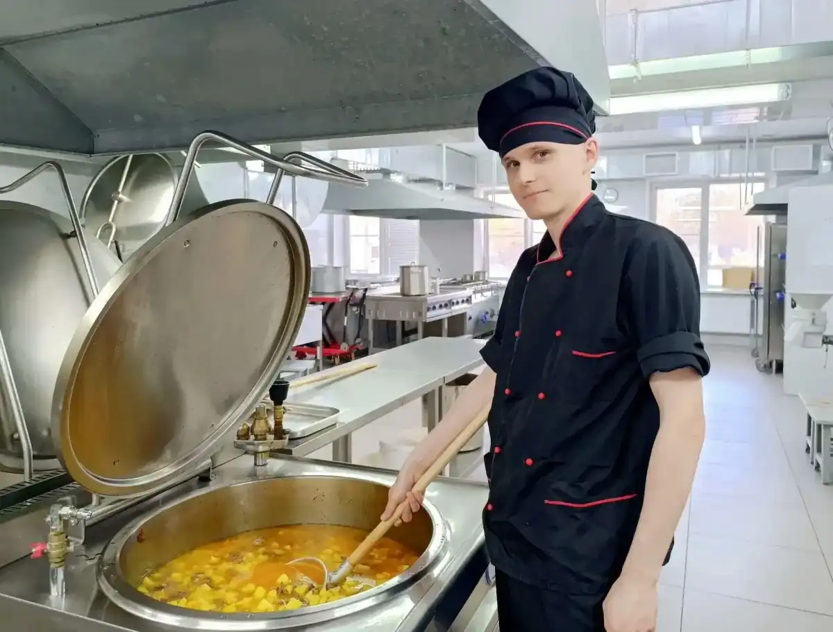 Сейчас Олег  работает мастером мясного цеха.