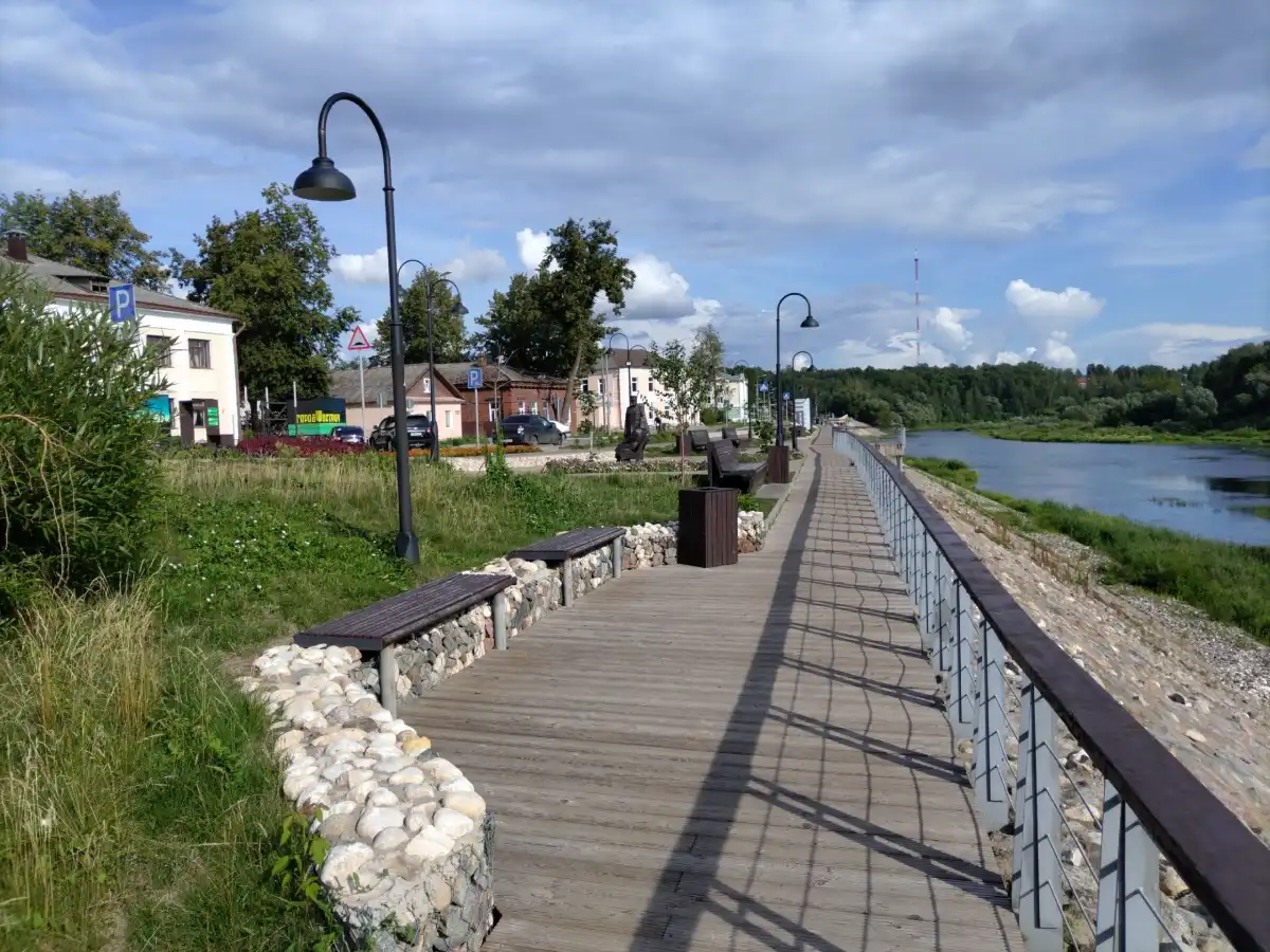 Набережная Октябрьской революции в Боровичах.