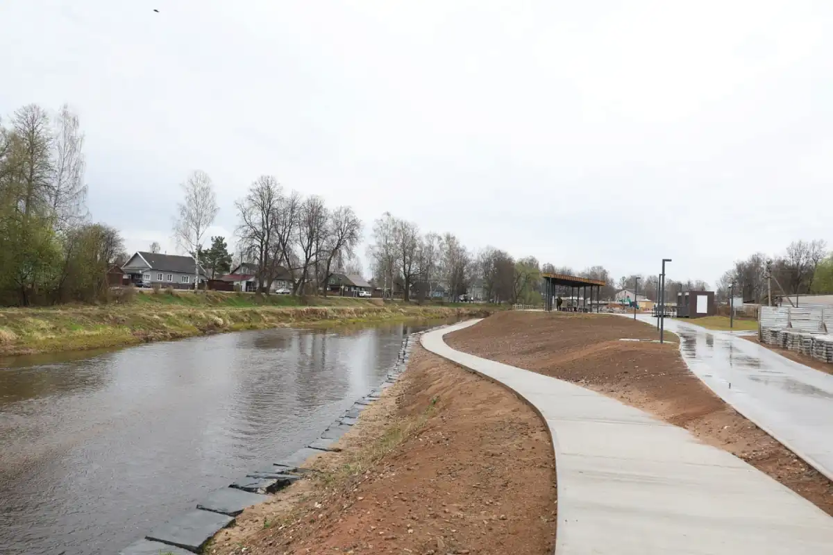 В 2025 году на набережной проложили пешеходные дорожки, установили освещение и видеонаблюдение.