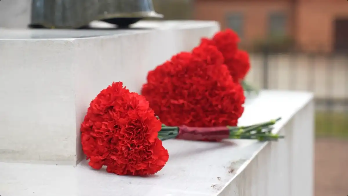 Александр Дронов и председатель демянского совета ветеранов Вооружённых сил России Валерий Виноградов возложили цветы к братской могиле.