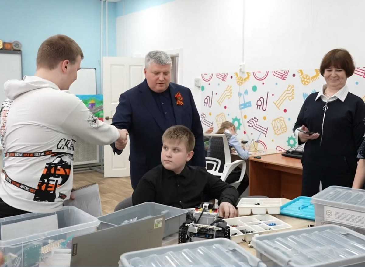 Губернатор договорился со школьниками, что они пришлют фотографии собранных из конструкторов моделей.