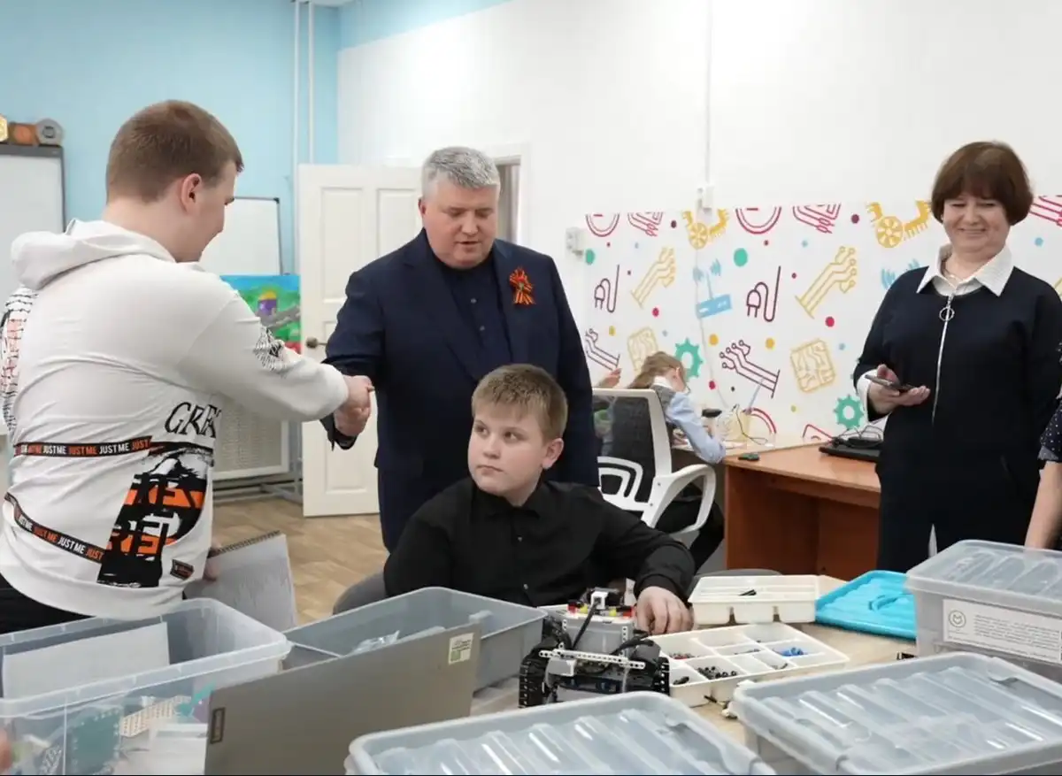 Губернатор договорился со школьниками, что они пришлют фотографии собранных из конструкторов моделей.