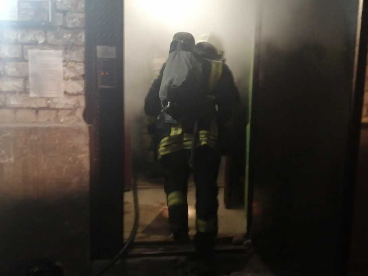 В Великом Новгороде, на улице Мерецкова-Волосова загорелся мусор в подвале многоквартирного дома.