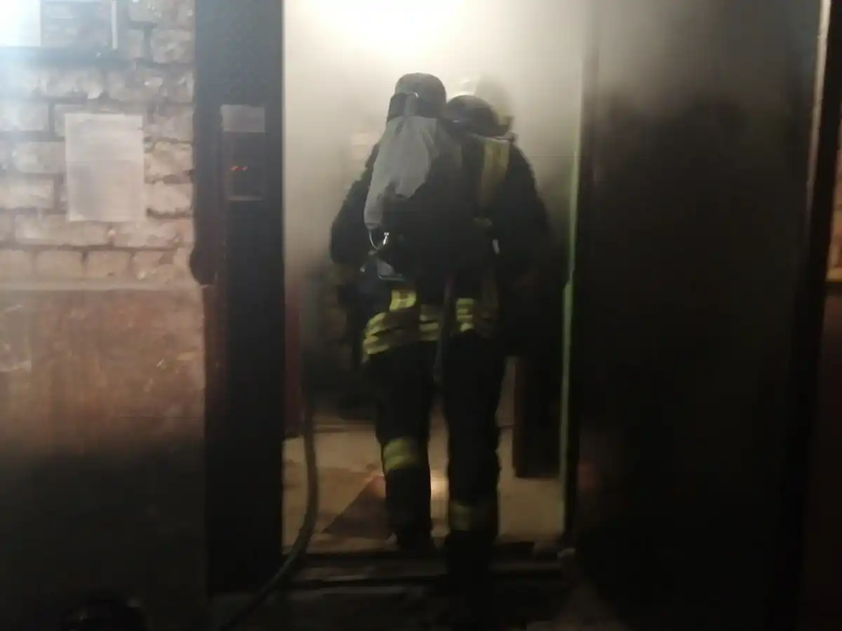 В Великом Новгороде, на улице Мерецкова-Волосова загорелся мусор в подвале многоквартирного дома.