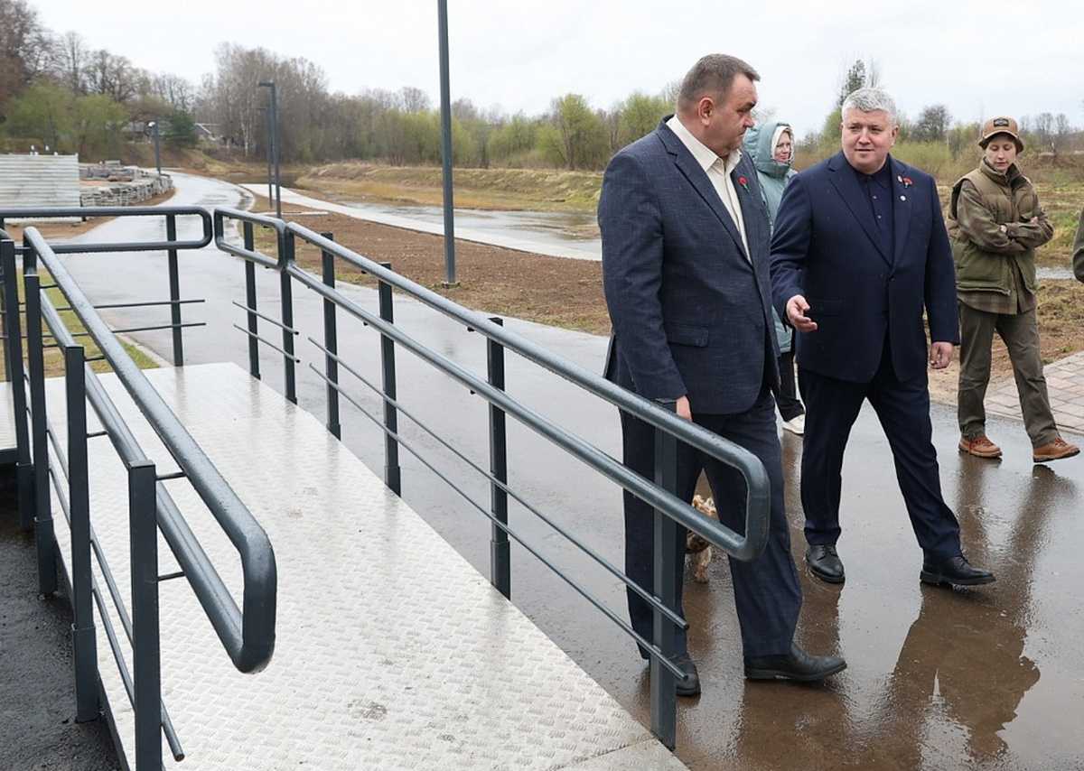 В Демянске завершают благоустройство набережной реки Явонь.