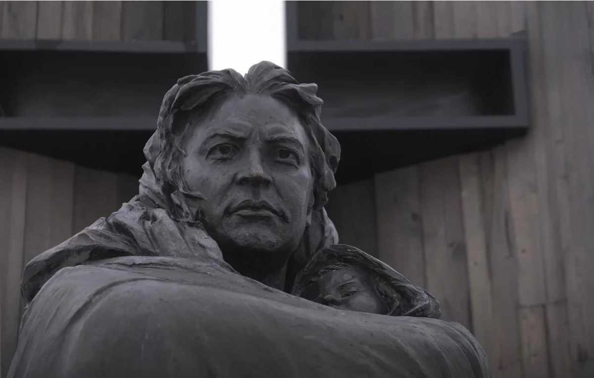 В деревне Жестяная Горка Батецкого округа в 2020 году установили монумент «Скорбящая мать».