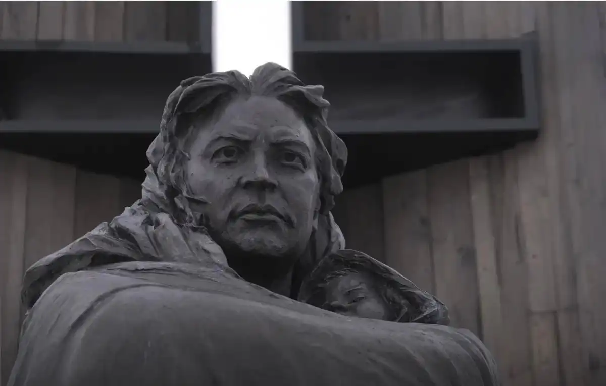 В деревне Жестяная Горка Батецкого округа в 2020 году установили монумент «Скорбящая мать».