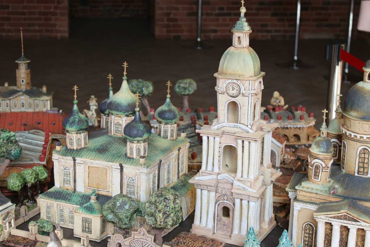 Для создания макета использовали природную глину и авторские глазури по местным рецептам.