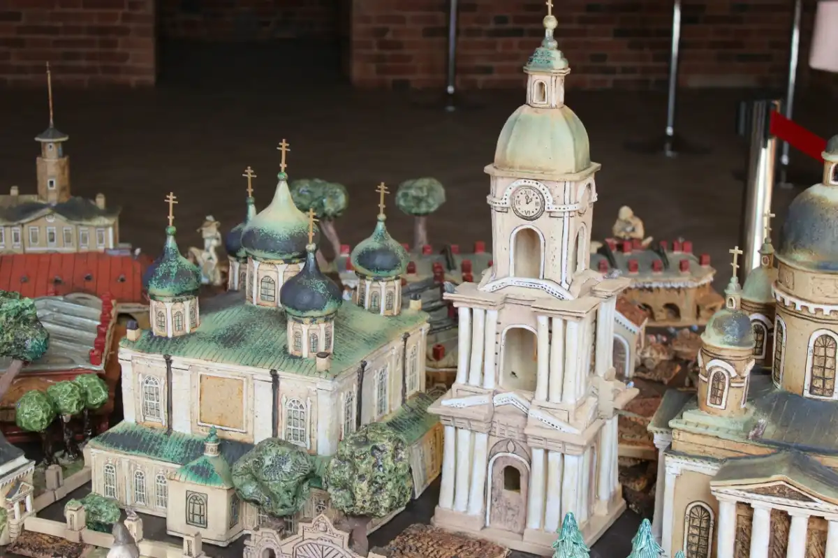 Для создания макета использовали природную глину и авторские глазури по местным рецептам.