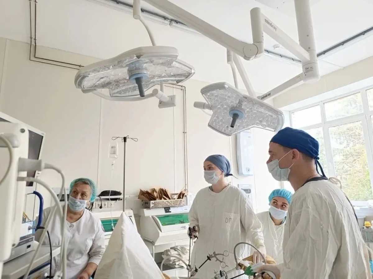 Чтобы спасти пациентку, врачи создали для пищи новый путь, соединив желудок с кишечником в обход рубцов.