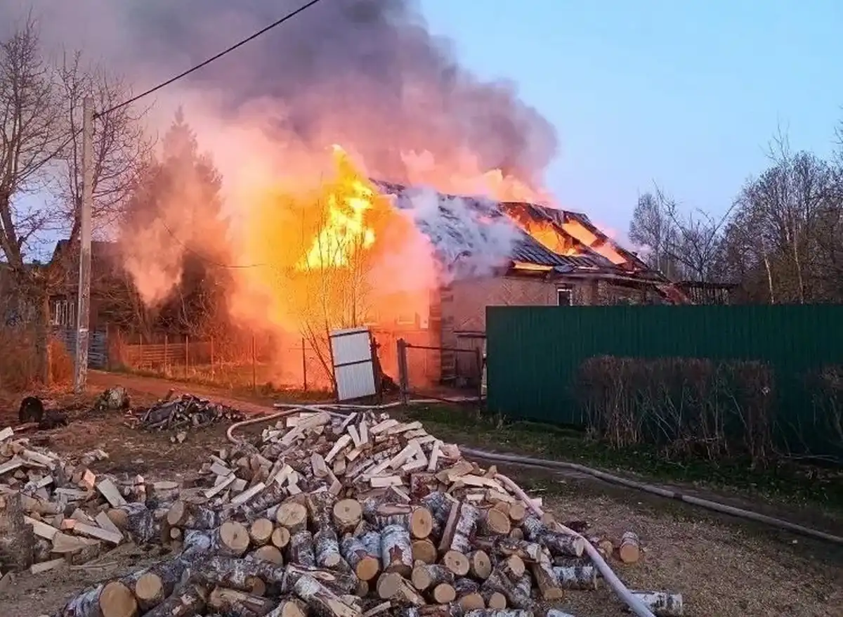 Когда прибыли пожарные, дом полыхал огнём.