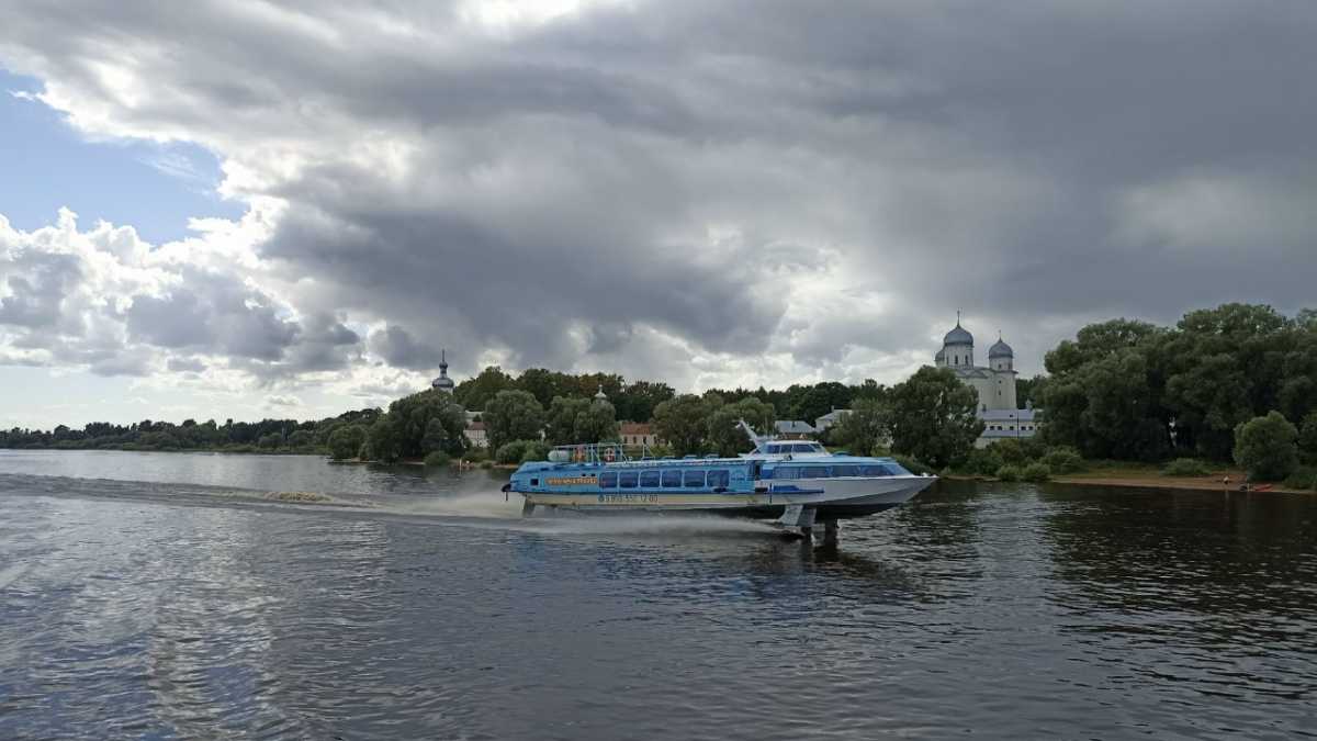 Расписание движения и дополнительную информацию можно получить в Центре водного туризма.