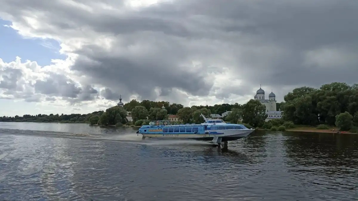 Расписание движения и дополнительную информацию можно получить в Центре водного туризма.