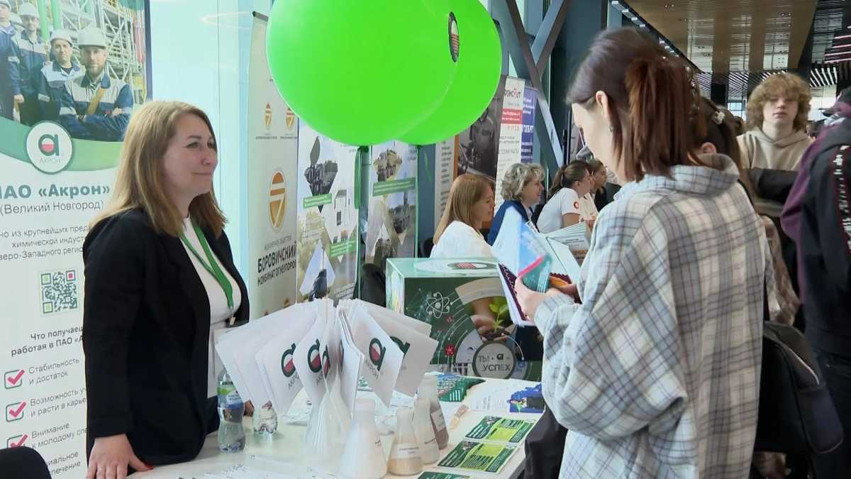 «Акрон» стал центром притяжения молодежи на ярмарке трудоустройства