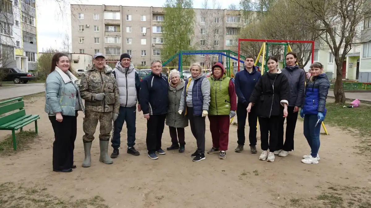 Участники субботника покрасили качели, рукоходы, игровой комплекс и скамейки.