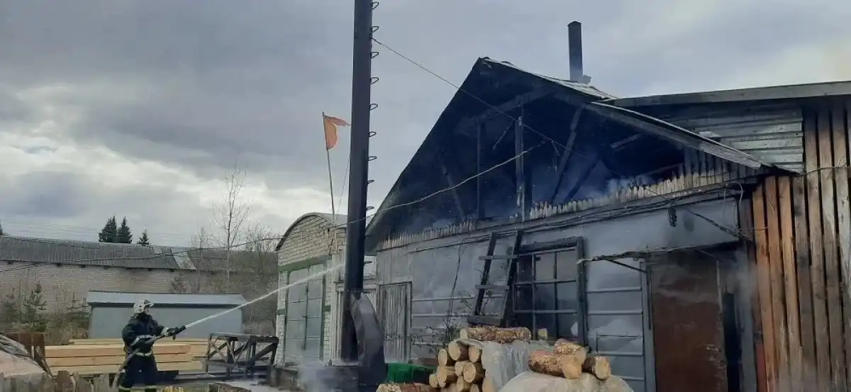 Огонь повредил чердачное помещение по всей площади.