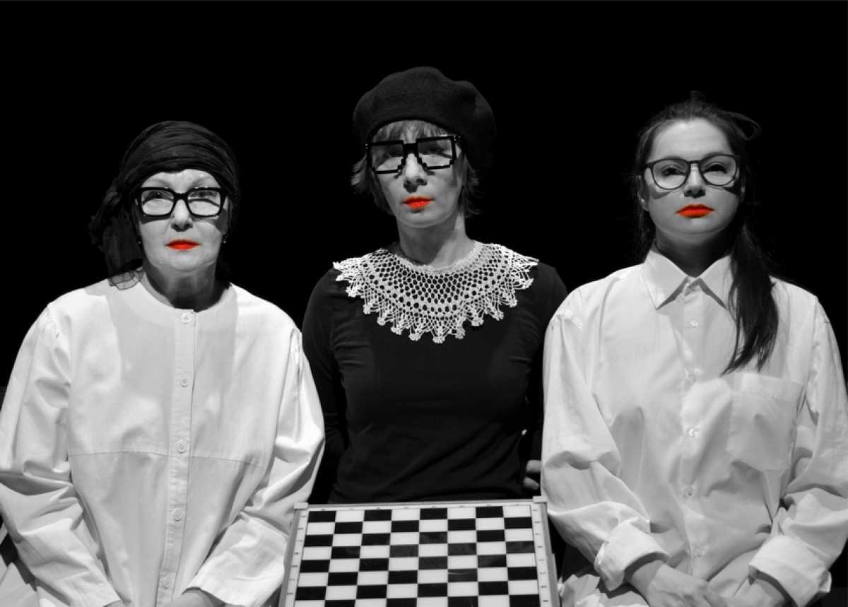 Оказавшись на заброшенной станции, пассажиры поезда ощущают странность происходящего.