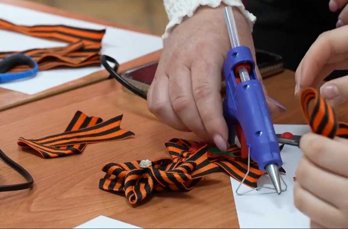 Георгиевскую ленту можно получить у волонтёров на улицах.