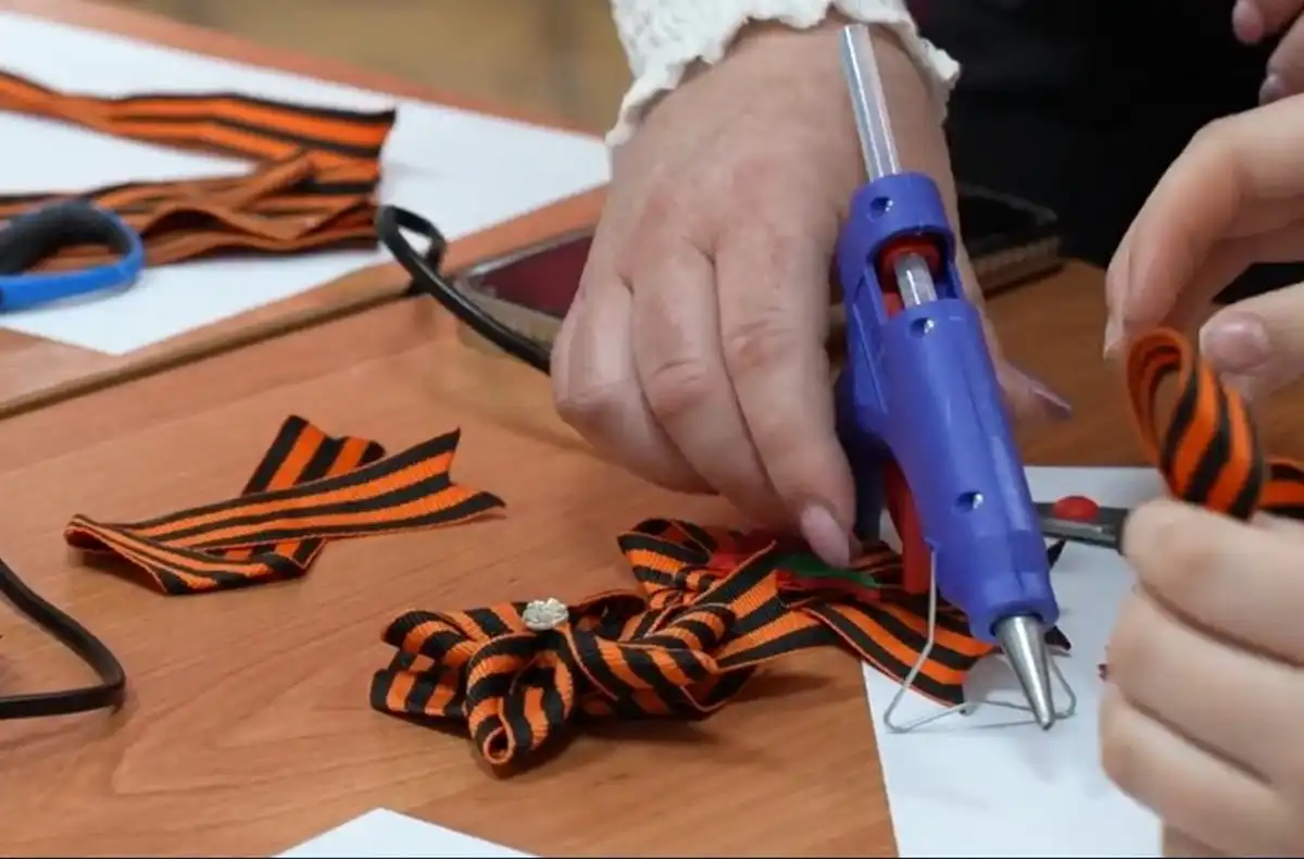 Георгиевскую ленту можно получить у волонтёров на улицах.