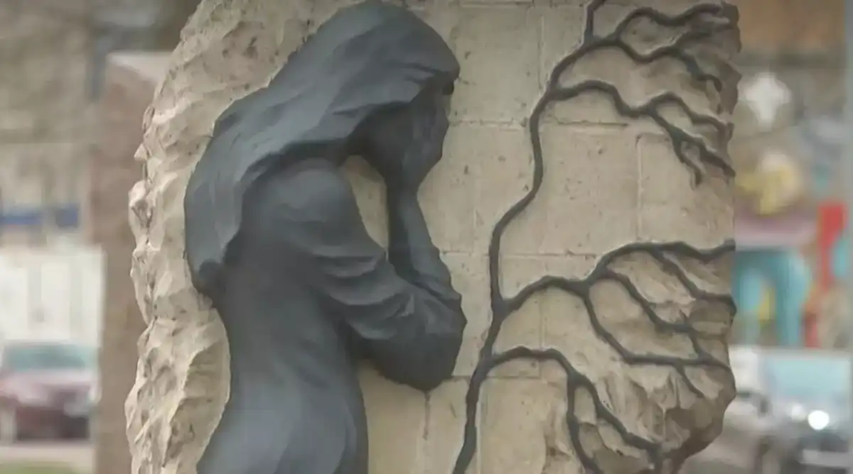 В честь ликвидаторов аварии на Чернобыльской АЭС в сквере Мужества установили памятный знак.