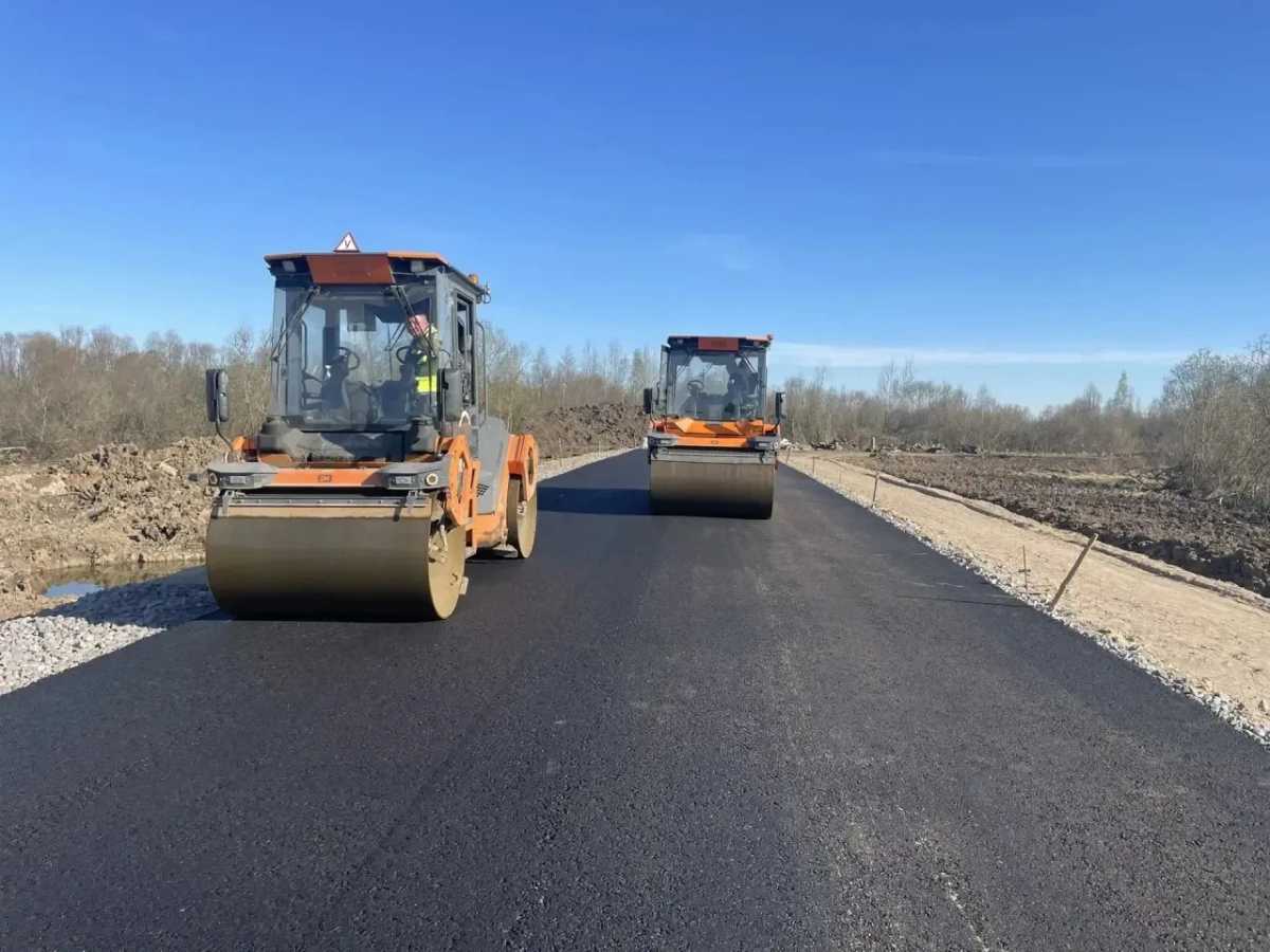 До конца 2026 года дорожники планируют завершить укладку нижнего и верхнего слоёв асфальтобетонного покрытия.