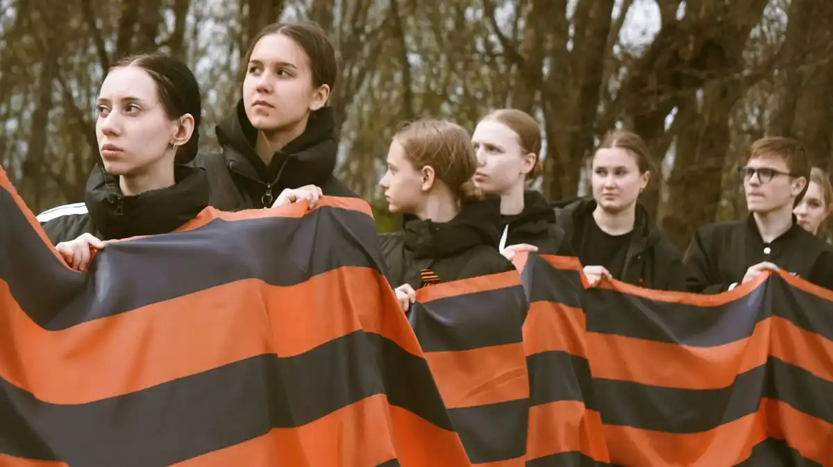 Первыми символ Победы получили юнармейцы, школьники, студенты и участники проекта «СВОи герои 53».