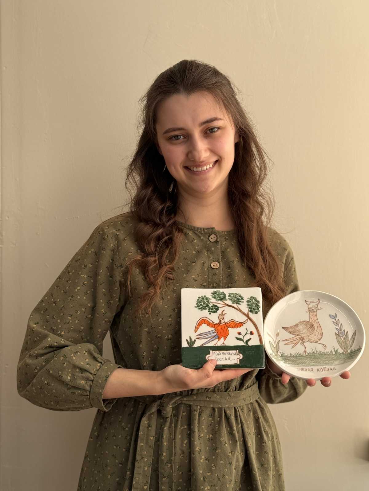 В рамках своего творческого проекта Мария создала коллекцию керамических изразцов и тарелок с сюжетной росписью.