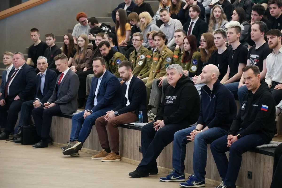 В панельной дискуссии приняли участие заместитель Министра строительства и жилищно-коммунального хозяйства РФ Константин Михайлик и губернатор Александр Дронов.