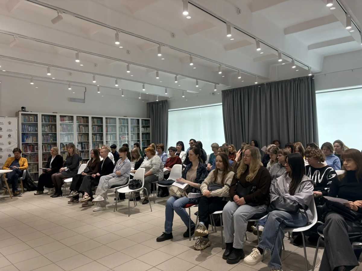 В работе форума приняли участие представители министерства образования, педагоги-психологи, врачи, студенты, школьники.