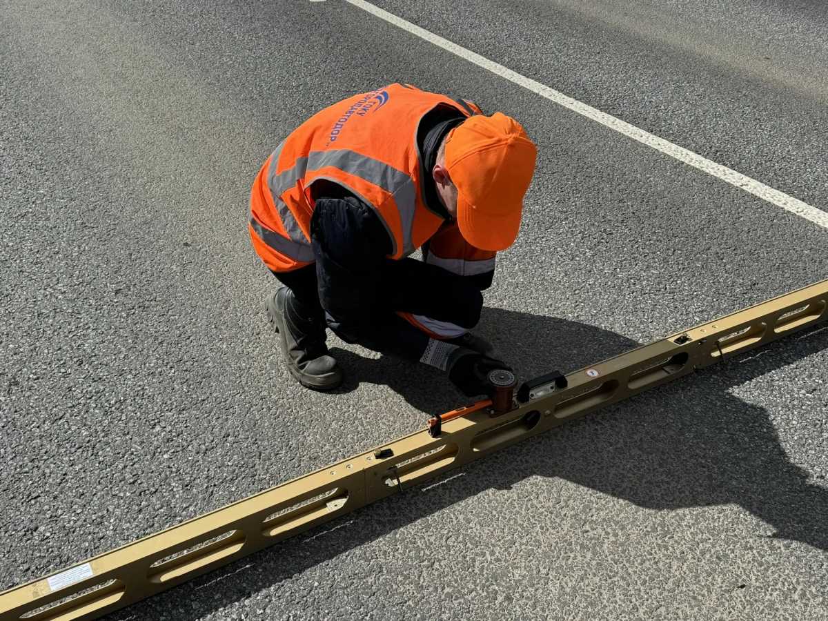 Во время проверок специалисты пользовались оборудованием, позволяющим выявить и зафиксировать дефекты дорожного покрытия.