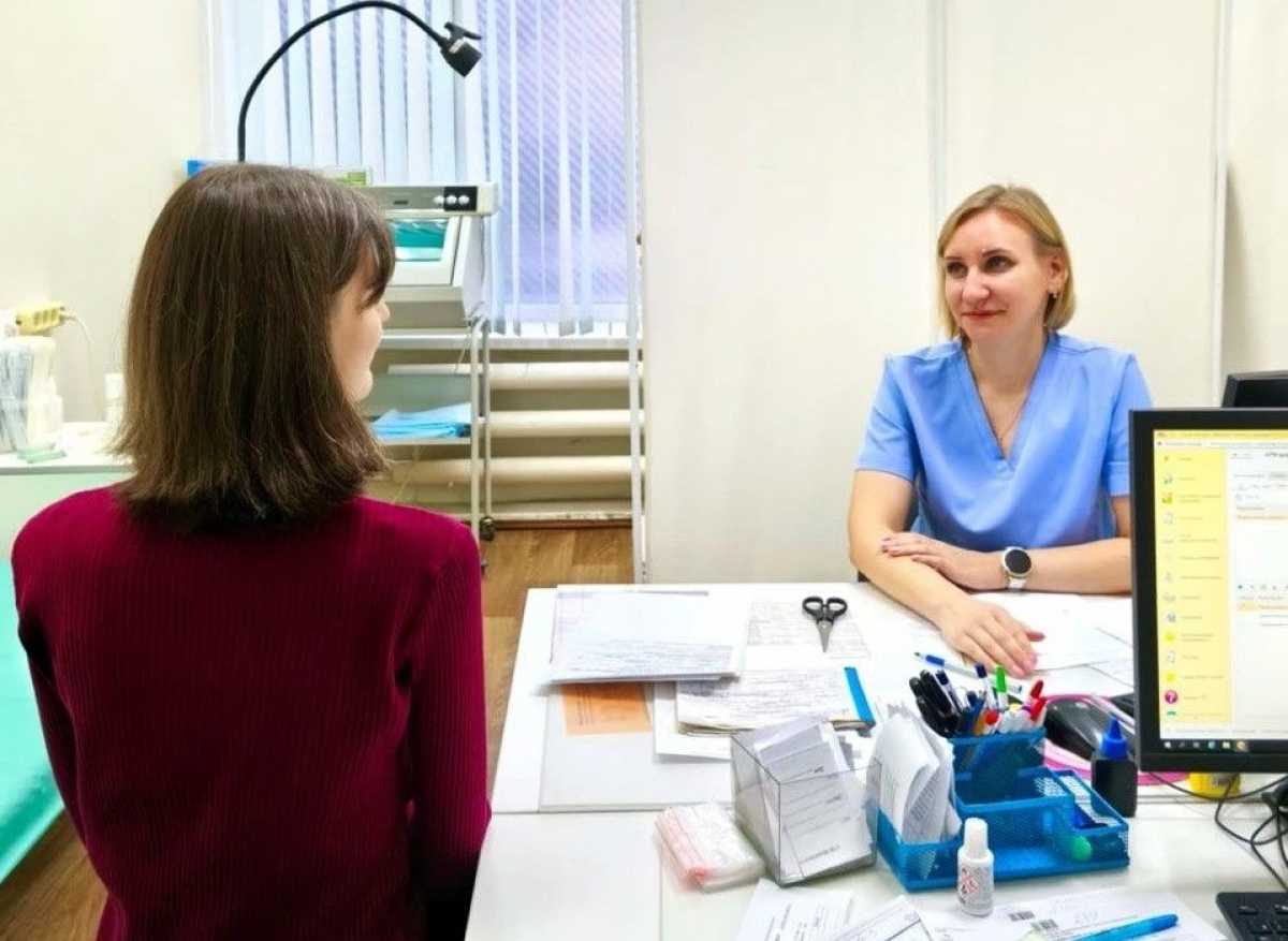 Для посещения врачей необходимо предварительно записаться на обследование по телефону женской консультации.