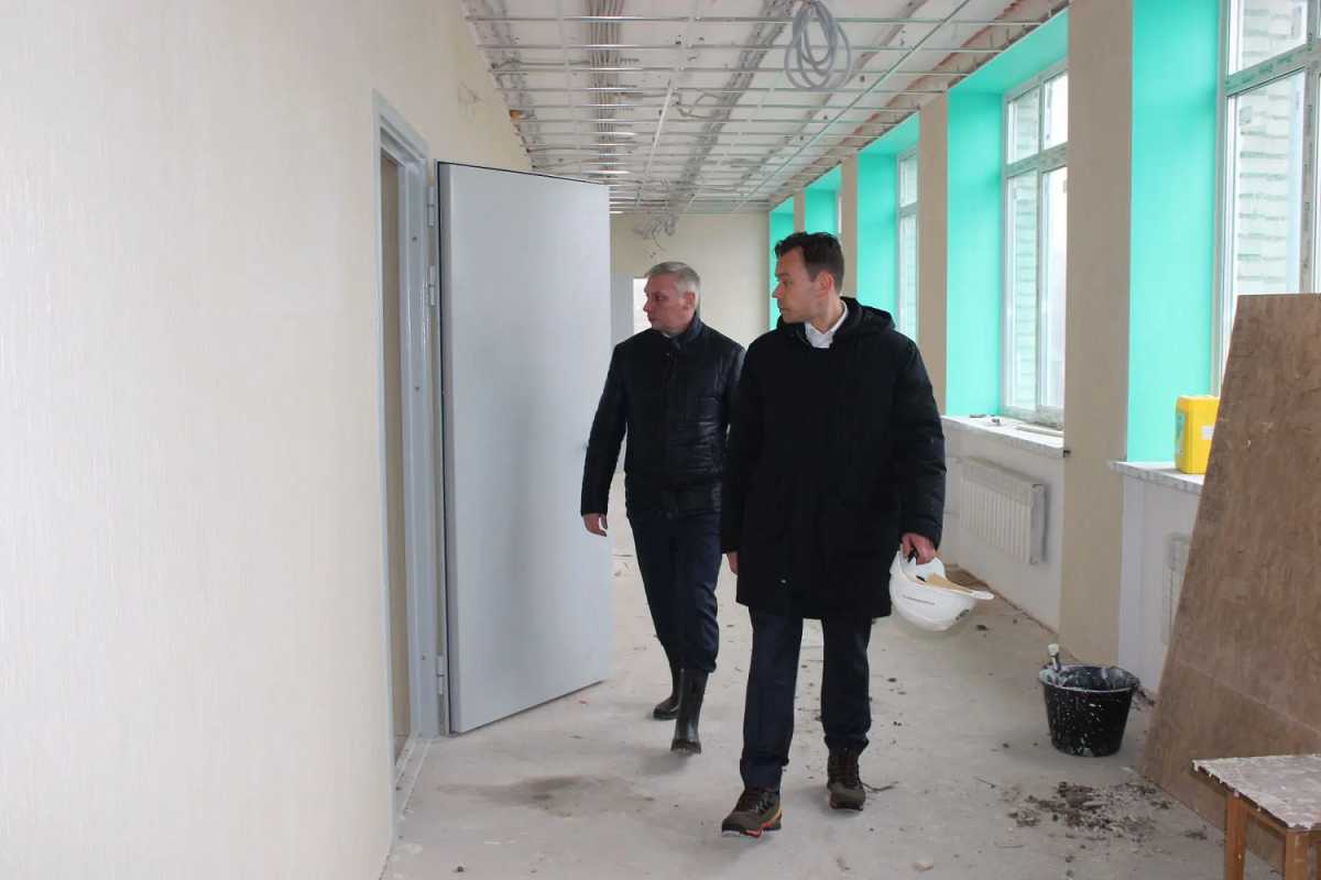 Илья Крашенинников и Андрей Герасимов проверили ход ремонта в школе №9.