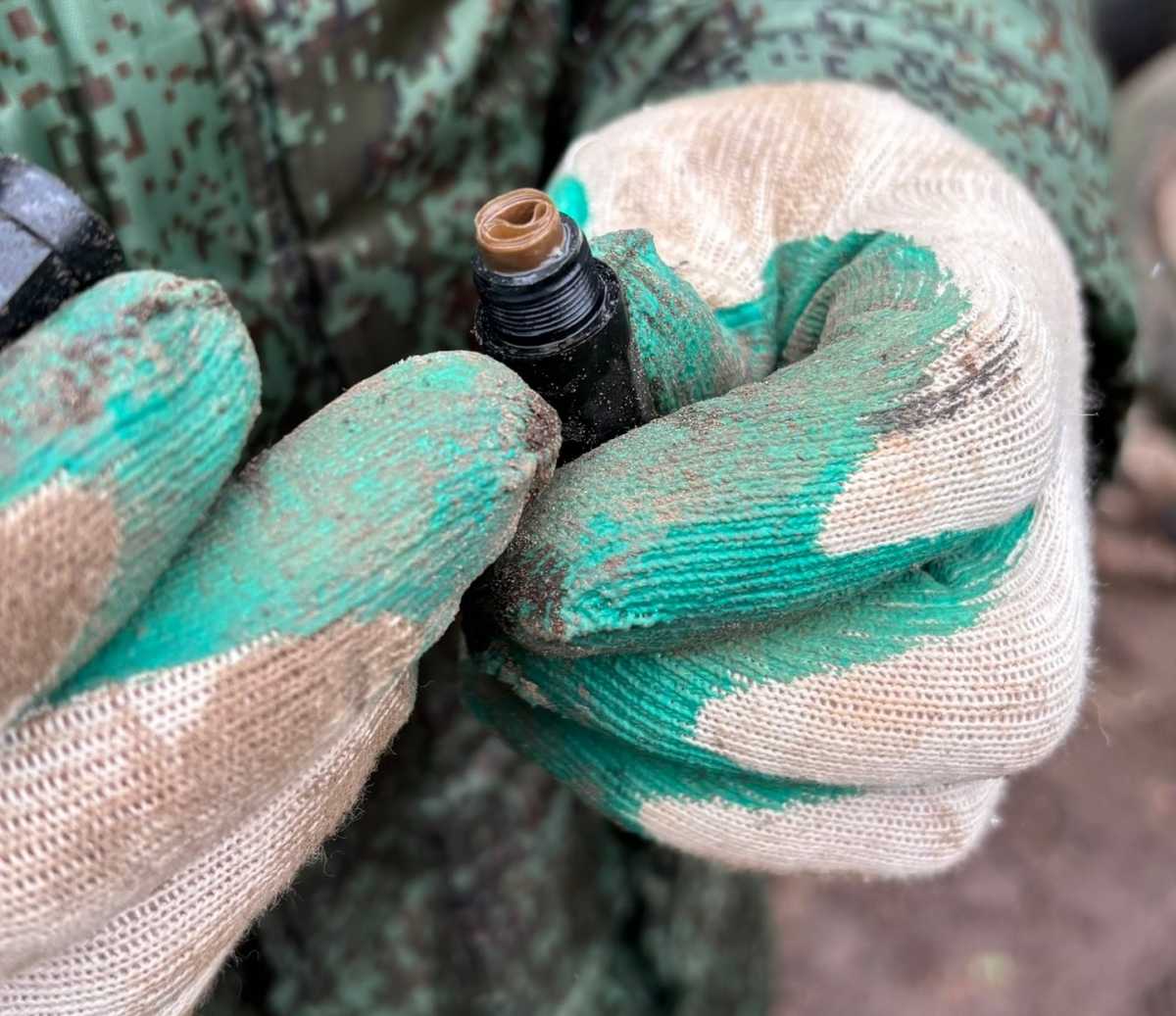 Всего с 2021 года из воронки в Холме извлекли останки 80 бойцов.