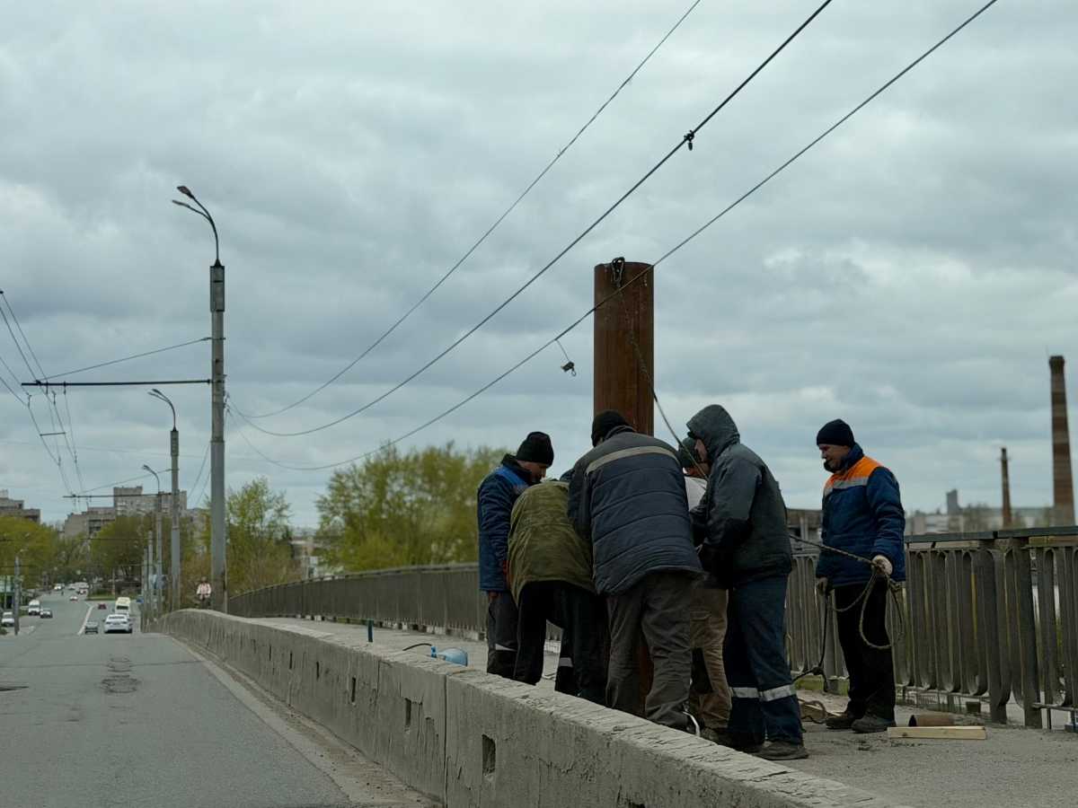 Полностью перекрывать движение транспорта на путепроводе не будут.