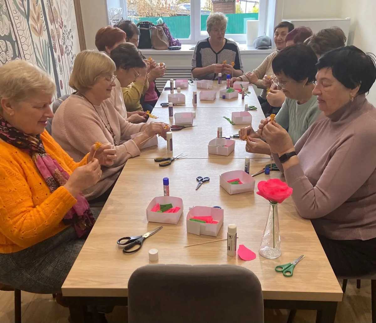 На базе учреждения еженедельно проходят мастер-классы и развивающие занятия для всех возрастов.