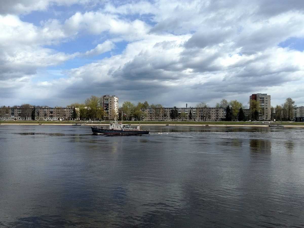 Днём 1 мая воздух прогреется до 10-15 градусов.