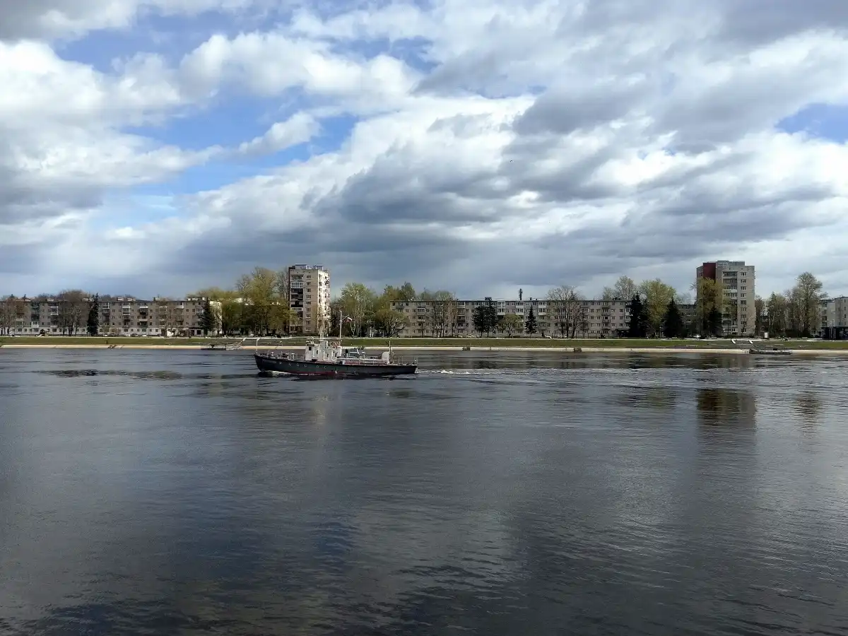 Днём 1 мая воздух прогреется до 10-15 градусов.