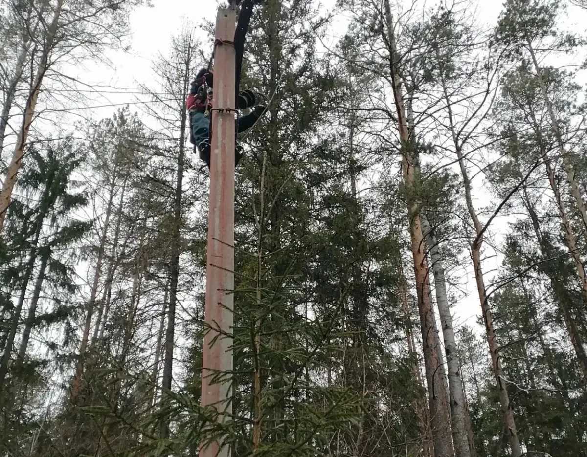 Восстанавливать энергоснабжение энергетикам помогают сотрудники МЧС.