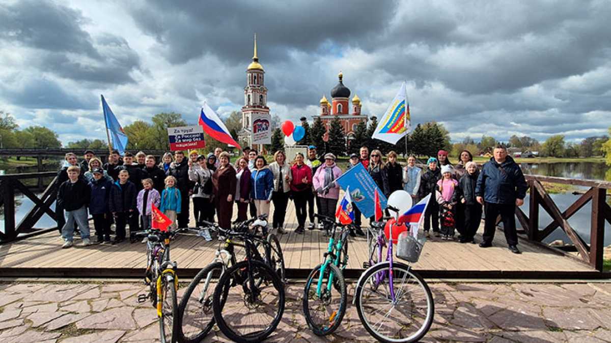 В Старой Руссе велопробег «Дорогами Победы и Труда» объединил семьи и тружеников в Первомай