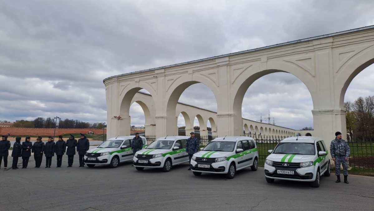 Новгородским приставам вручили новые «Ларгусы»