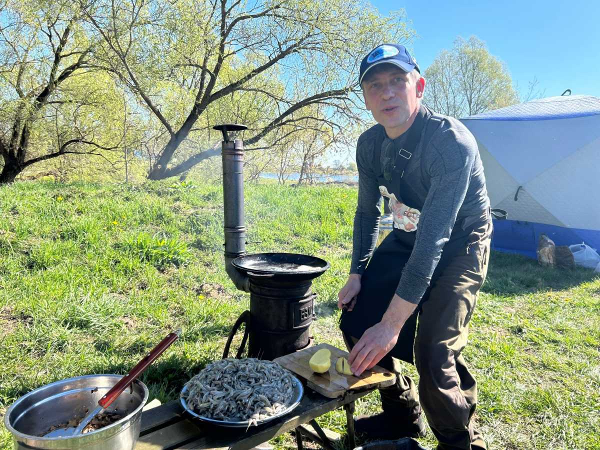 Среди участников кулинарного конкурса был и председатель комитета охотничьего хозяйства и рыболовства Новгородской области Дмитрий Графов