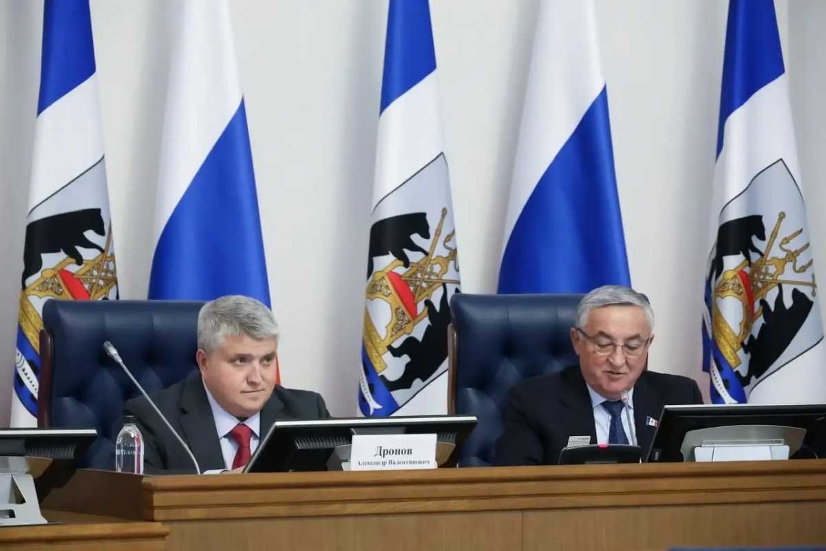 Александр Дронов поздравил с юбилеем председателя Новгородской областной Думы Юрия Бобрышева