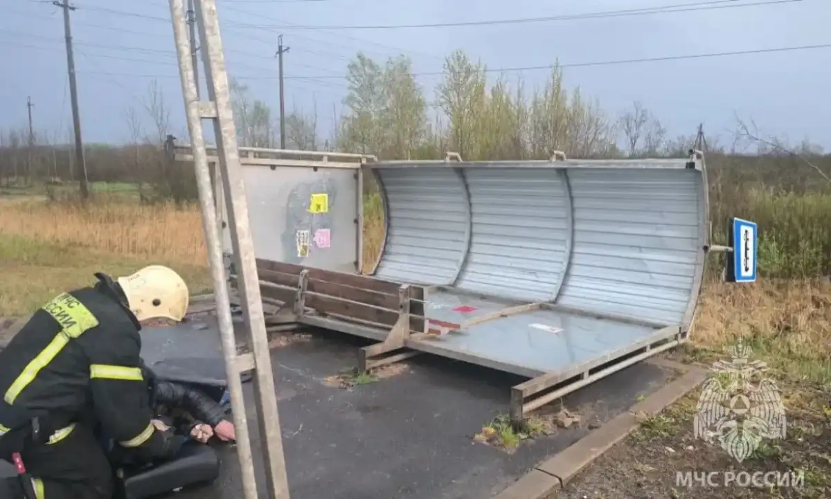 Спасатели деблокировали пострадавшего и передали его медикам.