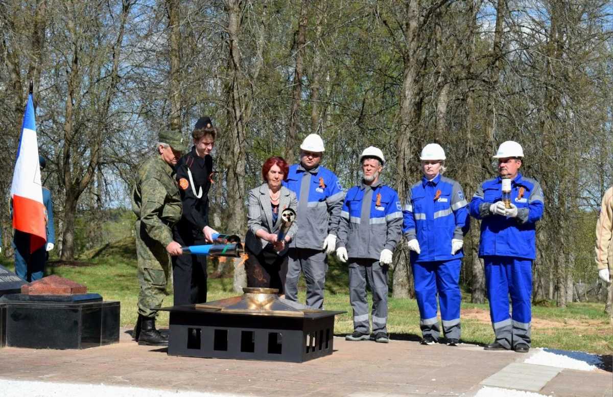 Вечный огонь в посёлке Крестцы зажгли в Летнем саду.