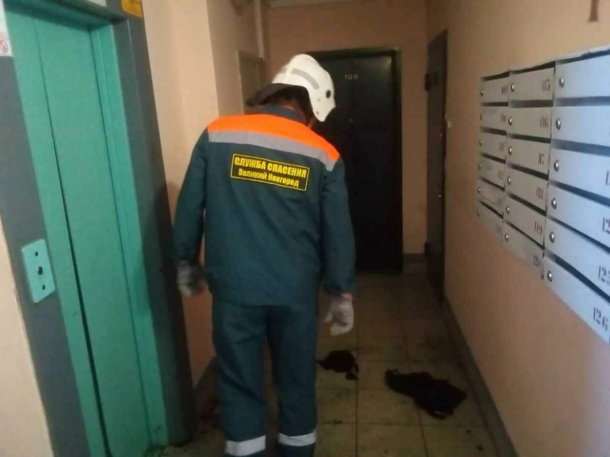 Спасатели извлекли пострадавшего из кабины лифта.