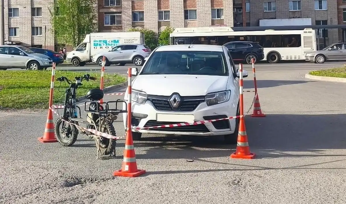 Парень на электровелосипеде не уступил дорогу автомобилю «Рено Логан».