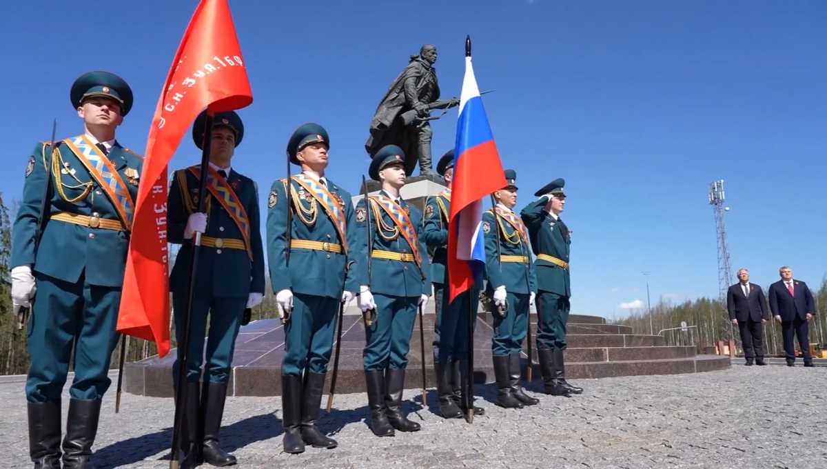 Участники мероприятия почтили память погибших героев минутой молчания и возложили цветы к мемориалу.