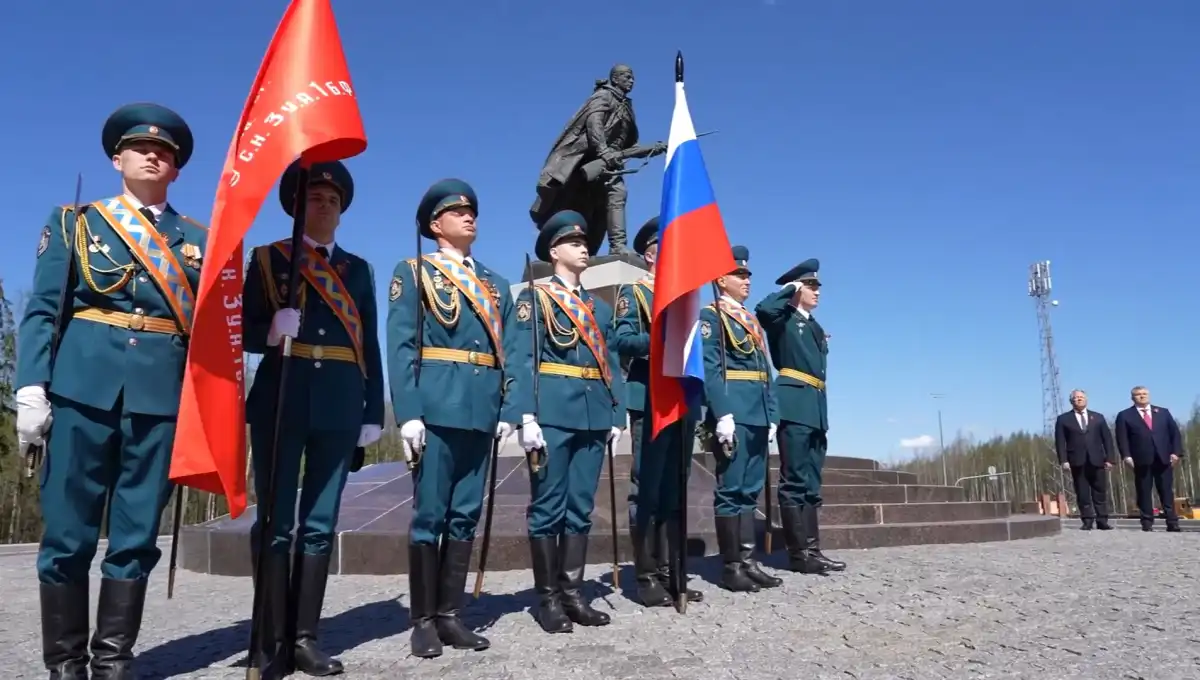 Участники мероприятия почтили память погибших героев минутой молчания и возложили цветы к мемориалу.