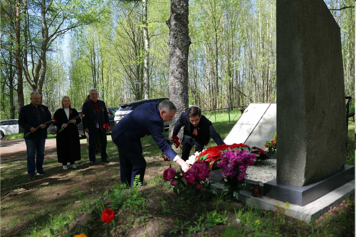 Депутаты почтили память героев, павших в борьбе с фашистами.